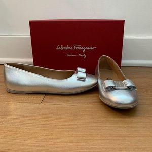 Ferragamo Ballet Flats : Silver (WORN ONCE)